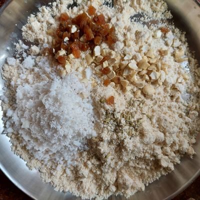 ঠেকুয়া বানাতে লাগবে আটা, সুজি, এলাচ গুঁড়ো, নারকেল কুচি, মৌরি, ঘি, গুড়, চিনি, সাদা তেল। হ্যাঁ, এই সহজ উপকরণে তৈরি হয়ে যাবে ঠেকুয়া। 