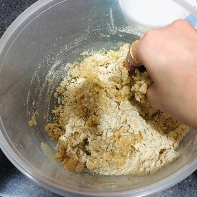 একটা বাটিতে কিছুটা গুড় নিন। তার পর তাতে গরম জল মিশিয়ে গুলে নিন। এ বার একটা ছাঁকনির সাহায্যে জল ছেঁকে আটার মিশ্রণে দিন। 