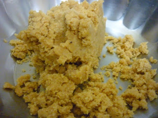 যোগ করুন পরিমাণ মতো চিনি। সবটা ভাল করে মেখে একটা নরম ডো তৈরি করুন। 