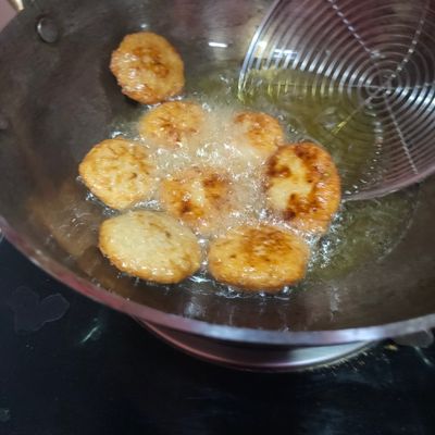 ওভেনে একটা কড়াইয়ে ঘি এবং সাদা তেল মিশিয়ে দিন। ডুবো তেলে ভাজা হবে সেই মতো তেল দেবেন। 