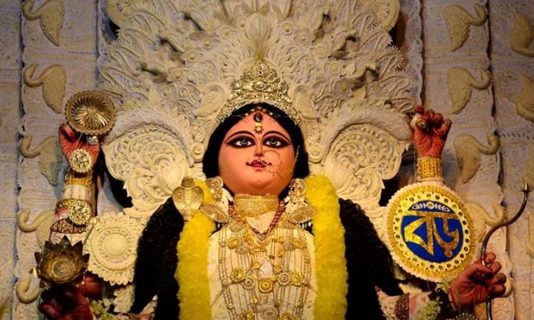 মহিষাসুর বরদান পেয়েছিলেন, তাঁকে কোনও পুরুষ বধ করতে পারবেন না। সেই কারণেই তাঁকে পরাস্ত করতে আবির্ভূতা হন দুর্গা। 