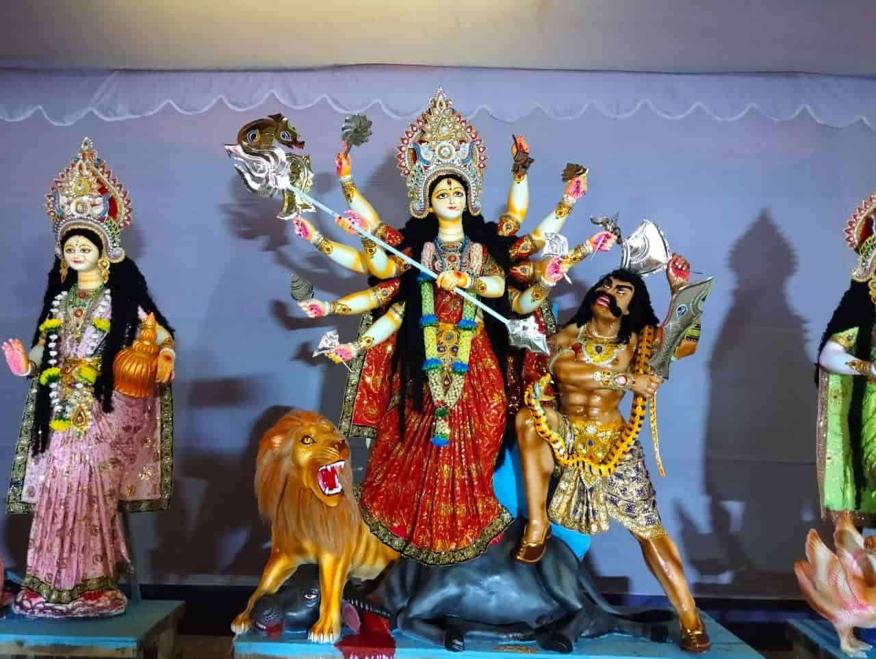    উপরন্তু নেহাত ব্রহ্মা মহিষাসুরকে বর দিয়েছিলেন যে তাঁকে বধ করতে পারবেন না কোনও পুরুষ, তাই নারী হিসেবে দেবী দুর্গার হাতে তাঁর পরাজয় হয়েছে মাত্র। 