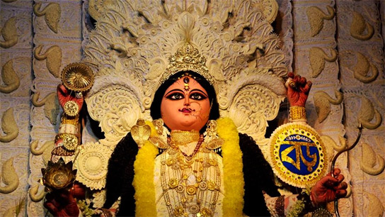 দেবতারা যখন তাঁদের অহংবোধে ডুবে, ঠিক সেই সময়ে তাঁদের সামনে এক যক্ষ আবির্ভূত হন এবং তাঁদের দিকে ছুড়ে দেন একটি তৃণখণ্ড বা ঘাসের টুকরো। 