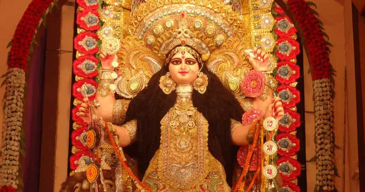  তিনি চতুর্ভুজা। কী অপরূপ তাঁর রূপ! 