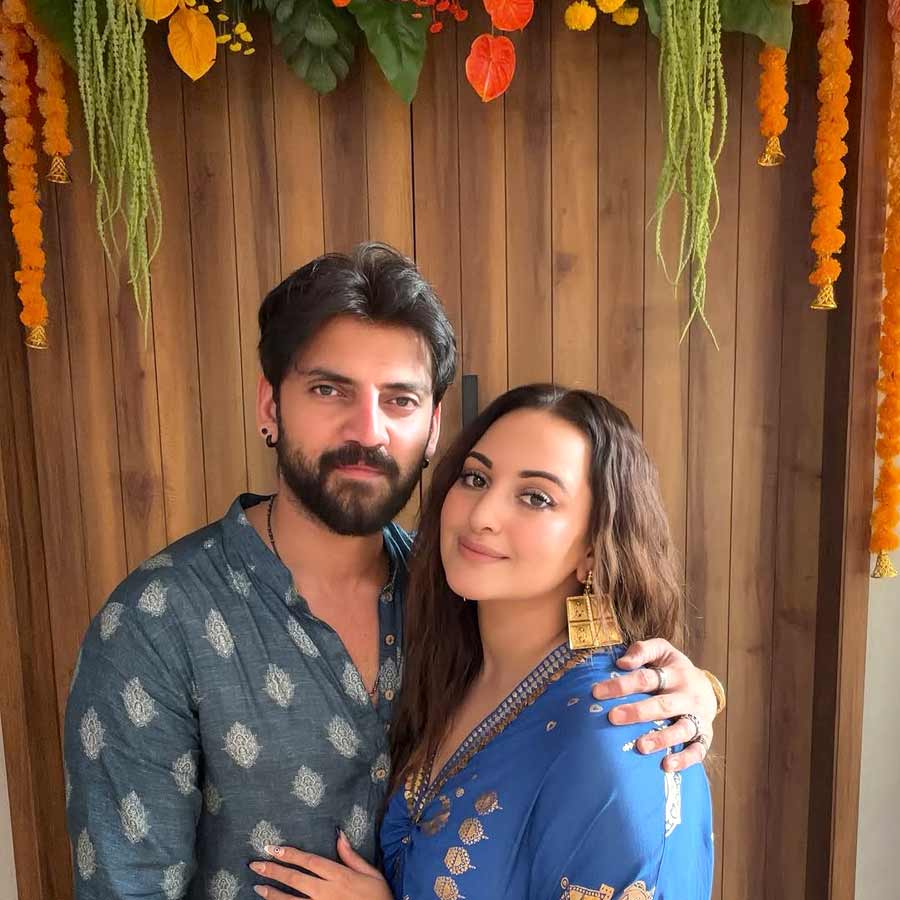 দম্পতির গৃহসজ্জা।