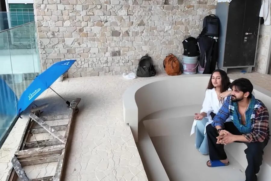 বারান্দায় আড্ডা দেওয়ার জায়গা।