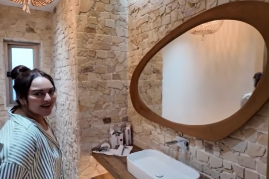 তারকাদম্পতির বাথরুম।