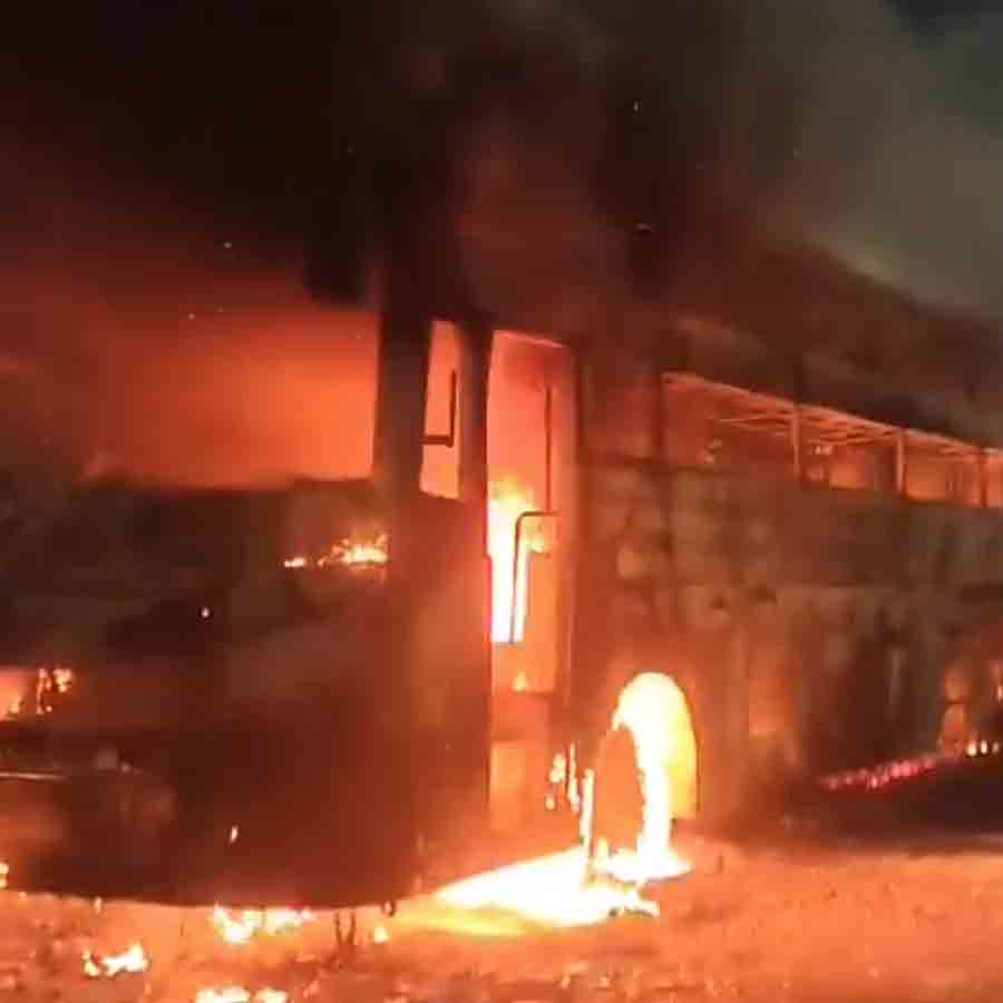 আগুনে পুড়ছে সেই বাস। ছবি: সংগৃহীত।