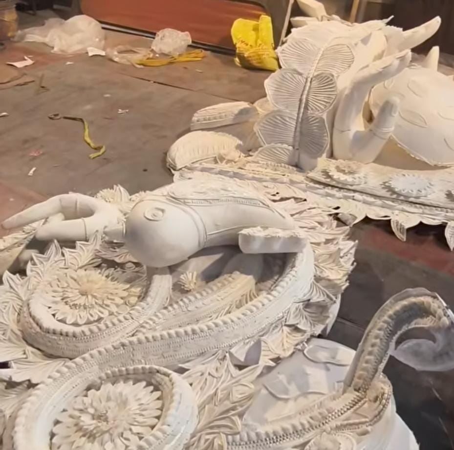 জগদ্ধাত্রী পুজো আর কয়েক দিনের অপেক্ষা। এরই মধ্যে অক্লান্ত পরিশ্রমে শেষ মুহূর্তের প্রস্তুতি সারতে ব্যস্ত শিল্পীরা। 