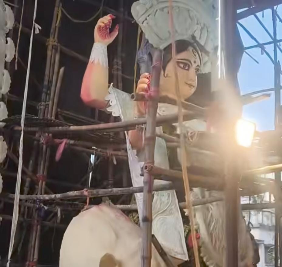 এই যেমন খলিসানী সর্বজনীনের পুজো।  