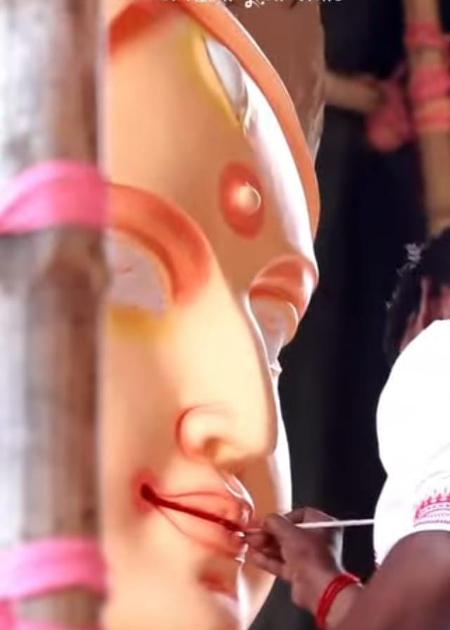 এ বার শোলার গয়নায় সেজে উঠছে সুবিশাল প্রতিমা। 