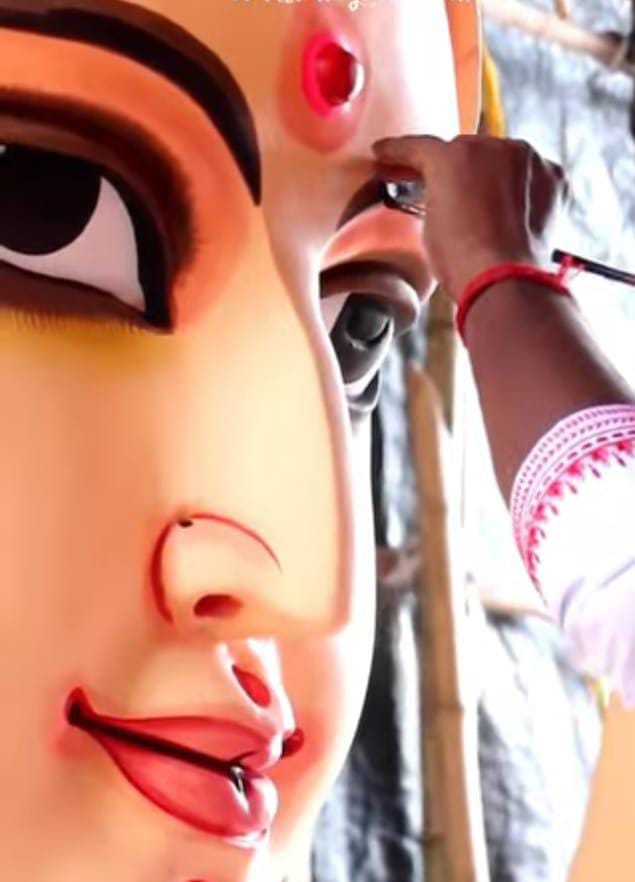  শিল্পী আকাশ পালের নিপুণ হাতের কাজে সবটাই যেন জীবন্ত। 