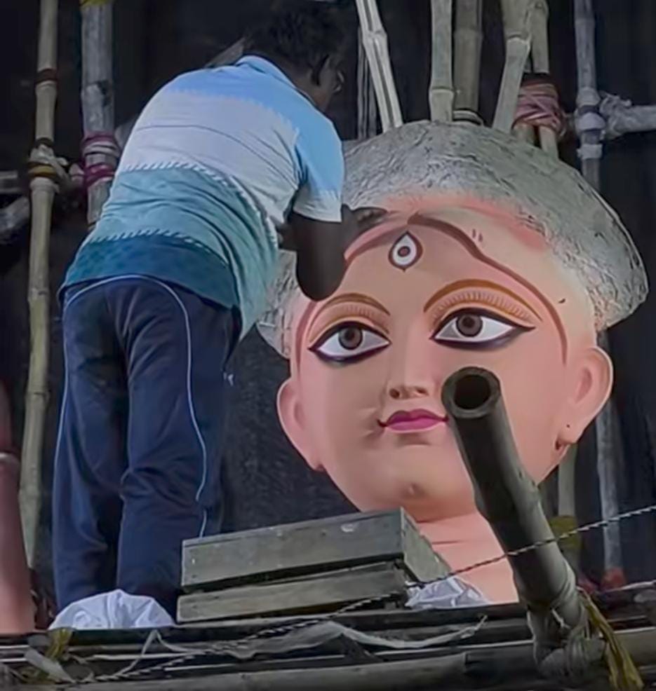 ইতিমধ্যেই দর্শক মুখিয়ে দেবী দর্শনের আশায়।  (এই প্রতিবেদনটি ‘আনন্দ উৎসব’ ফিচারের একটি অংশ।)