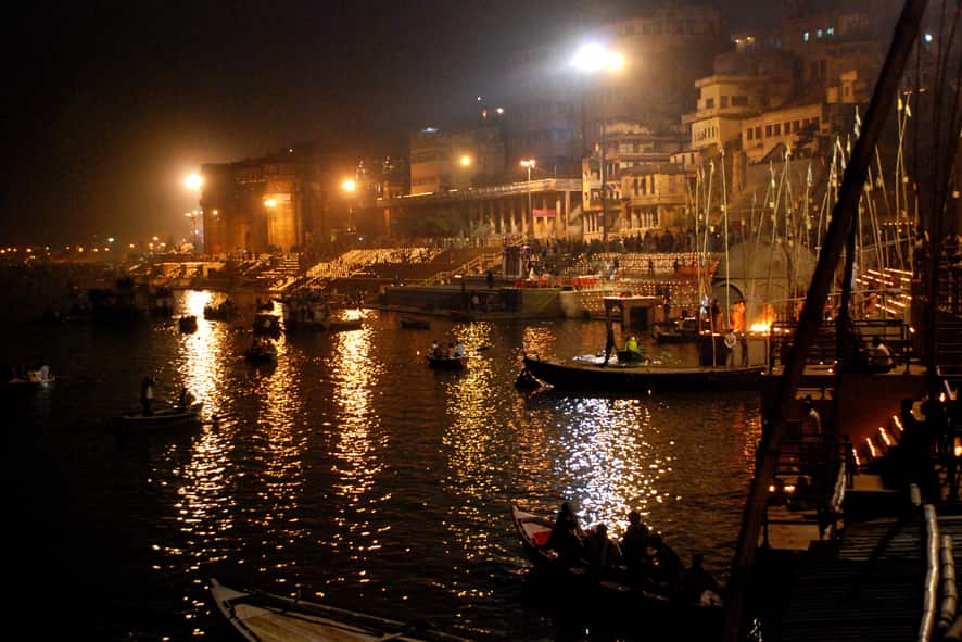 তুলসীদাস, কবীরের স্মৃতিধন্য পাঁচগঙ্গা ঘাট তো অবশ্যই তালিকায় রাখতে হবে। দেব দীপাবলির সময় এই ঘাটের রূপ অবর্ণনীয় সুন্দর হয়ে ওঠে। 