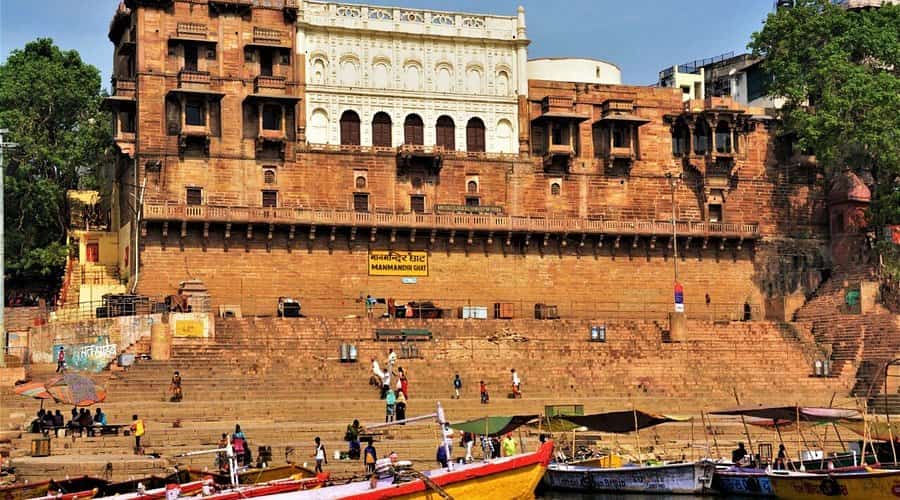 সোমেশ্বর ঘাটের কাছে অবস্থিত ১৬০০ সালে তৈরি হওয়া মন মন্দির ঘাট কিন্তু ঘুরে দেখতে ভুলবেন না। দেব দীপাবলির সময় এখানে এলে এই মনমন্দির থেকে প্রদীপের আলোয় সাজানো বারাণসীর ঘাটকে দেখতে ভুলবেন না যেন। 