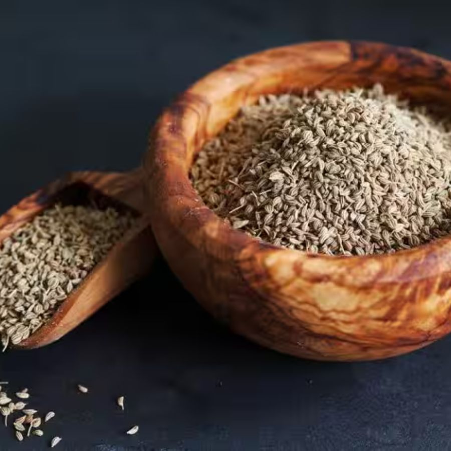 এই তালিকায় থাকে জোয়ানও। এটি কেবল হজম করতে সাহায্য করে যে তাই নয়, কোলেস্টরল নিয়ন্ত্রণ করে। 