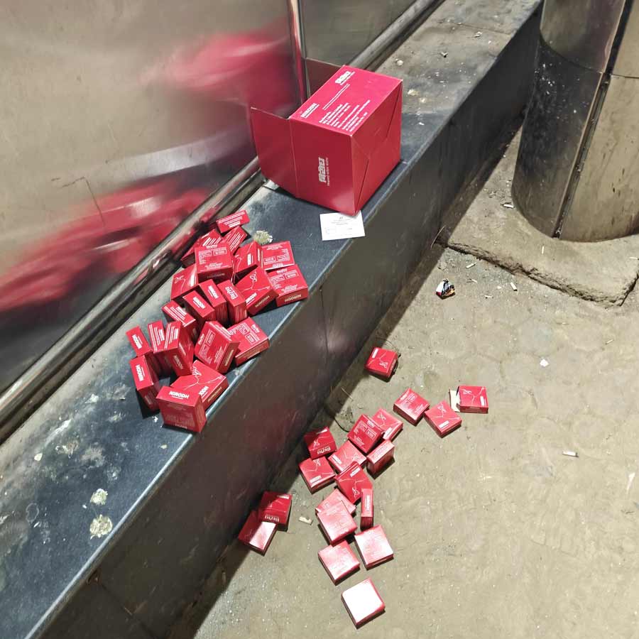 মেট্রো স্টেশনের বাইরের দৃশ্য।