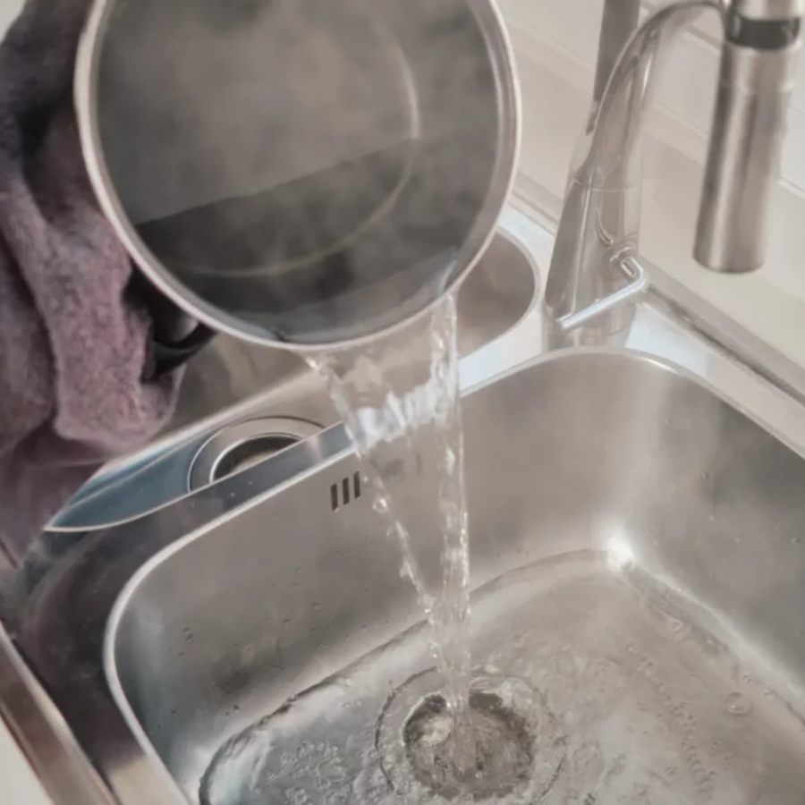 What happens if you pour hot water in the sink dgtl