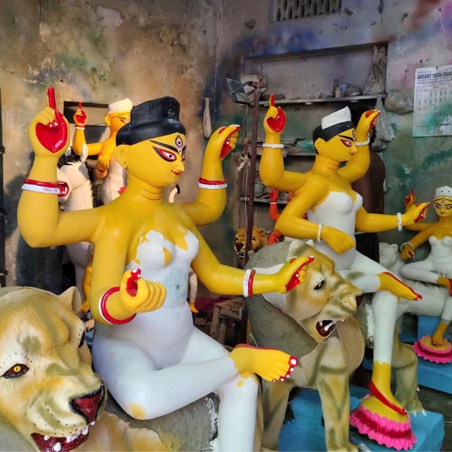 Jagaddhatri puja 2025 seven idols exported from kumartuli to foreign countries orders cross 5000 in kolkata dgtl