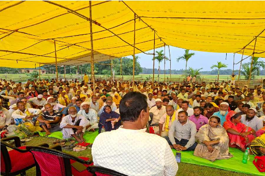 নিজের বাড়িতে ইমামদের সঙ্গে বৈঠকে অনন্ত মহারাজ। রবিবার কোচবিহারে।