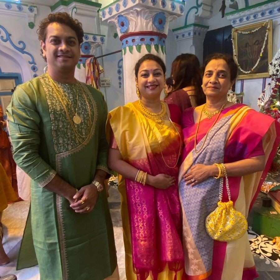 রায় বাড়ির ৬ষ্ঠ প্রজন্মের বড় ছেলে সুপ্রতিম (পাল) রায় জানান, ১৯২৮ সালে সুলক্ষণা দাসী (রায়) এই পুজো শুরু করেন। তবে এর পিছনে লুকিয়ে আছে এক আশ্চর্য ইতিহাস। 