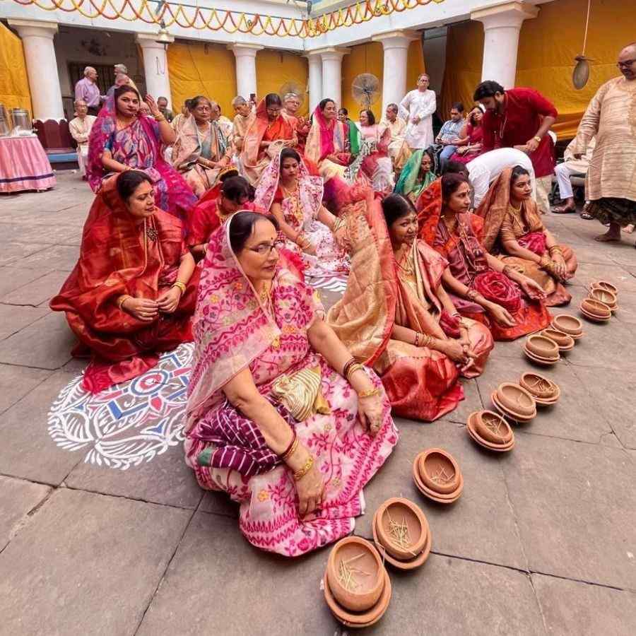 এই বাড়িতে অষ্টমীর পুজোর পর এক বিশেষ আনন্দময় অনুষ্ঠান হয় – ধুনো পোড়ানো। বাড়ির মহিলারা মাথায় গামছা রেখে , দু’হাতে মাটির হাড়িতে ধুনো ও খড় নিয়ে দেবীর সামনে বসেন। মনে করা হয়, এই সময় দেবী মা তাঁদের মধ্যে ভর করেন এবং তখন সেই দেবীরূপী নারীদের কোলে বসে পরিবারের সকলে সেই গামছা দিয়ে আশীর্বাদ নেন।