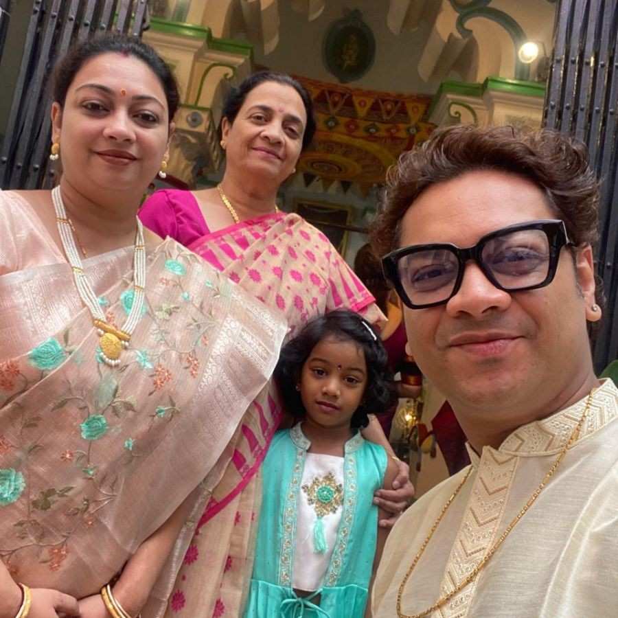 বিশ্বাস, তাঁরা যেহেতু স্বর্ণ ব্যবসায়ী, তাই বেশি সোনা পরিধান করা তাঁদের জন্য শুভ। 