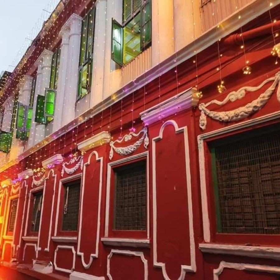 এই বেনে বাড়ির বিশেষ এক পদ হচ্ছে আদা কুচি, লঙ্কা আর নুন মাখা।