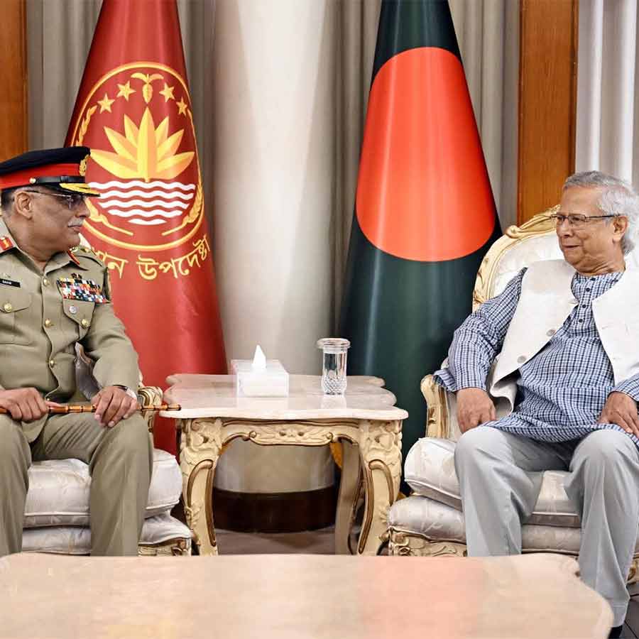 পাকিস্তানি সেনাকর্তা জেনারেল সাহির শামশাদ মির্জ়ার সঙ্গে বাংলাদেশের প্রধান উপদেষ্টা মুহাম্মদ ইউনূস।
