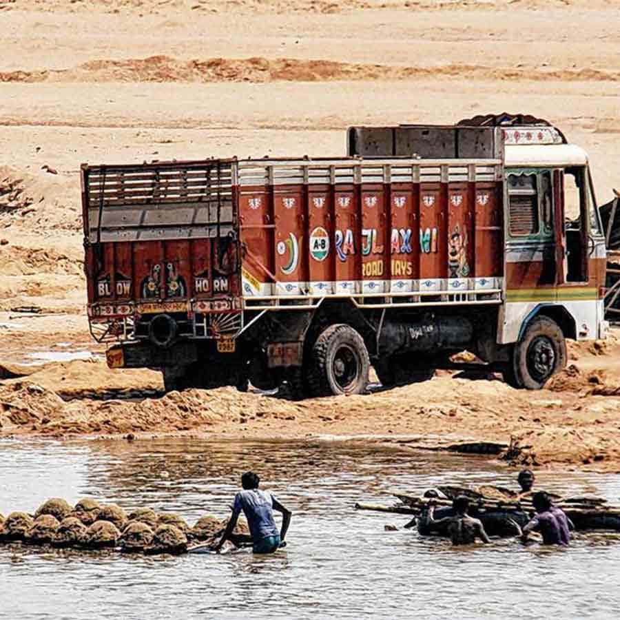 Rules for extracting sand from the river are being violated