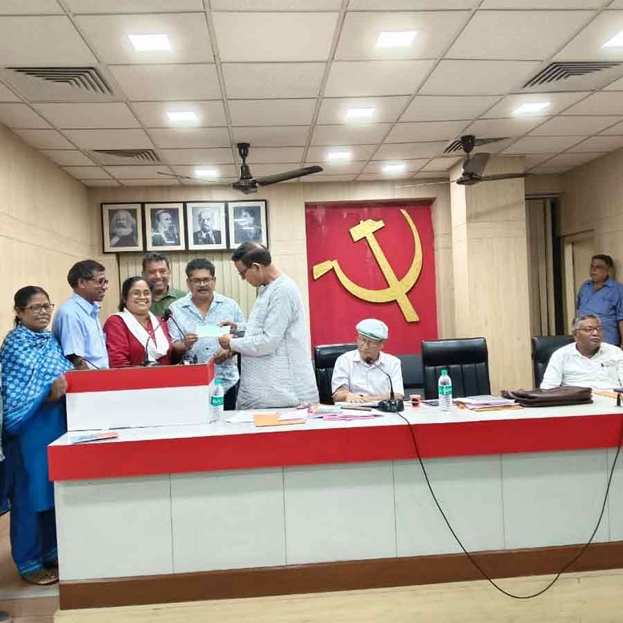 উত্তরবঙ্গের দুর্যোগ-বিধ্বস্ত মানুষের জন্য দলীয় ত্রাণ তহবিলে সহায়তার টাকা সিপিএমের রাজ্য সম্পাদক