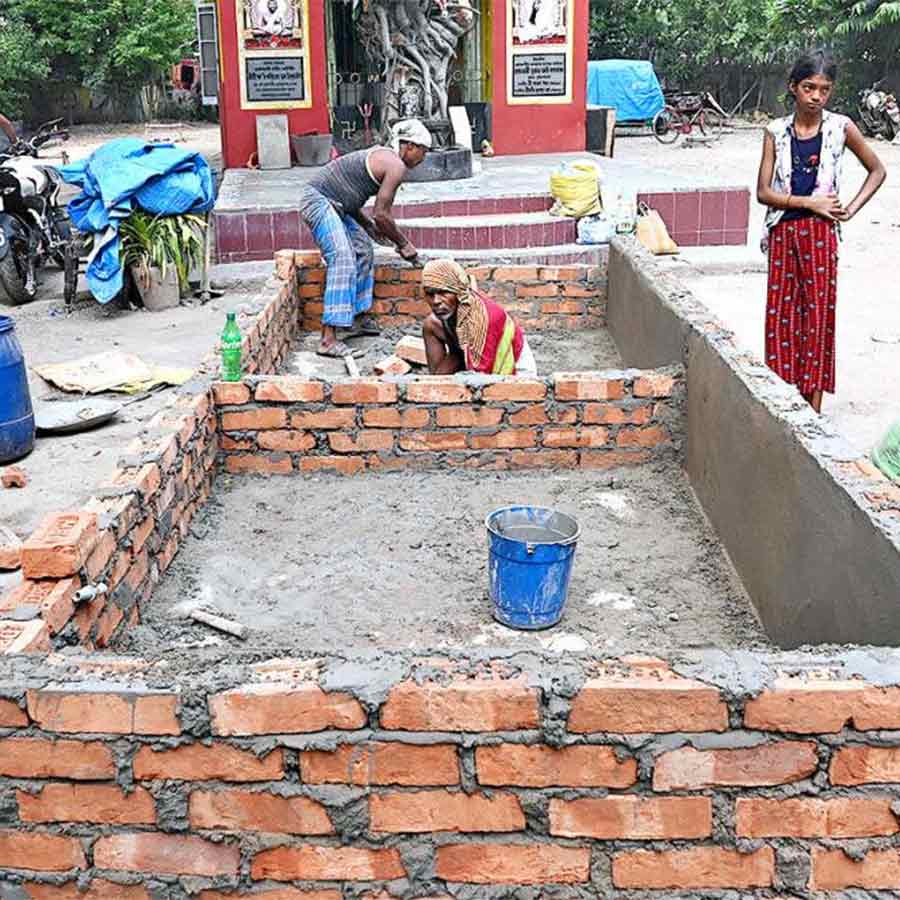 ছটপুজো উপলক্ষে পাড়ায় তৈরি হচ্ছে কৃত্রিম পুকুর। রবিবার, বেলেঘাটার সুভাষ সরোবরের সামনে।