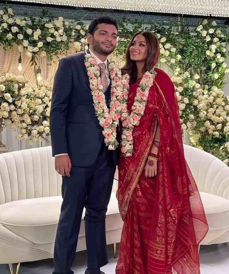 নবদম্পতি শেখ রিজ়ওয়ান রফিদ আহমেদ এবং তাসনিয়া ফারিণ।