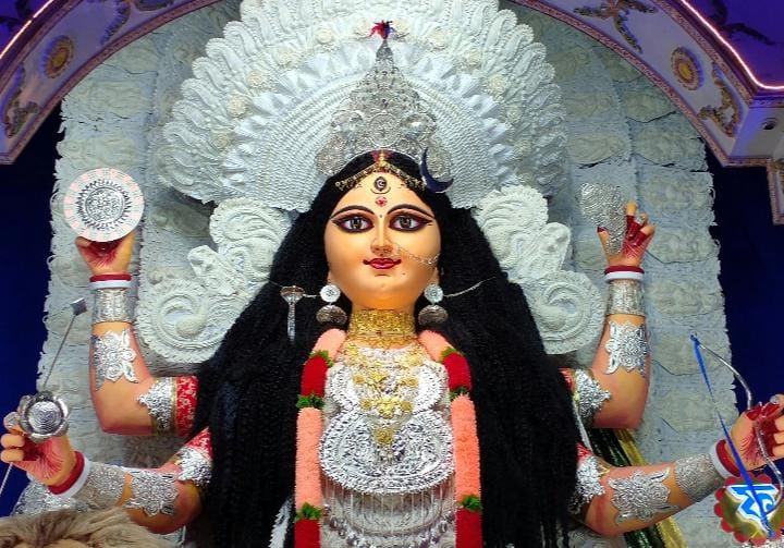 ফটকগোড়া সর্বজনীনের প্রতিমার উচ্চতা প্রায় ৩১ ফুটের কাছাকাছি। 