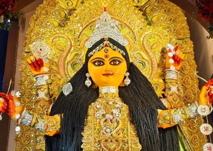 তেমাথা সর্বজনীনের দেবী মূর্তি দেখতে গেলেও ঘাড় উঁচু করেই দেখতে হয়। এখানকার প্রতিমার উচ্চতা ৩৯ ফুট ছাড়িয়ে যায় সাজসজ্জা মিলিয়ে। 