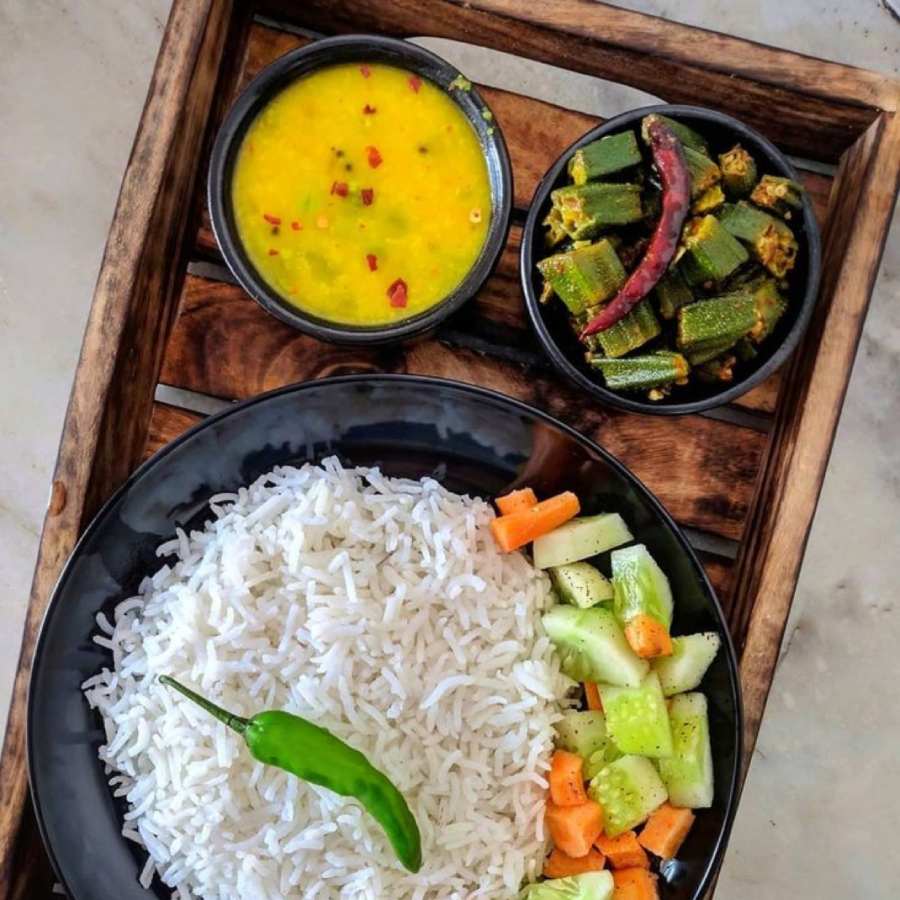 ডাল আর ঢেঁড়সের তরকারি খেতে ভালবাসেন বলিউডের তারকা সইফ আলি খানও। 