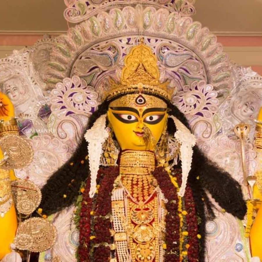 কৃষ্ণনগরের জগদ্ধাত্রী পুজো দেখতে বহু মানুষ দূরদূরান্ত থেকে আসেন। তবে অনেকের ক্ষেত্রেই মূল আকর্ষণ থাকে বুড়ি মায়ের পুজো দেখা এবং সেখানে পুজো দেওয়া। 