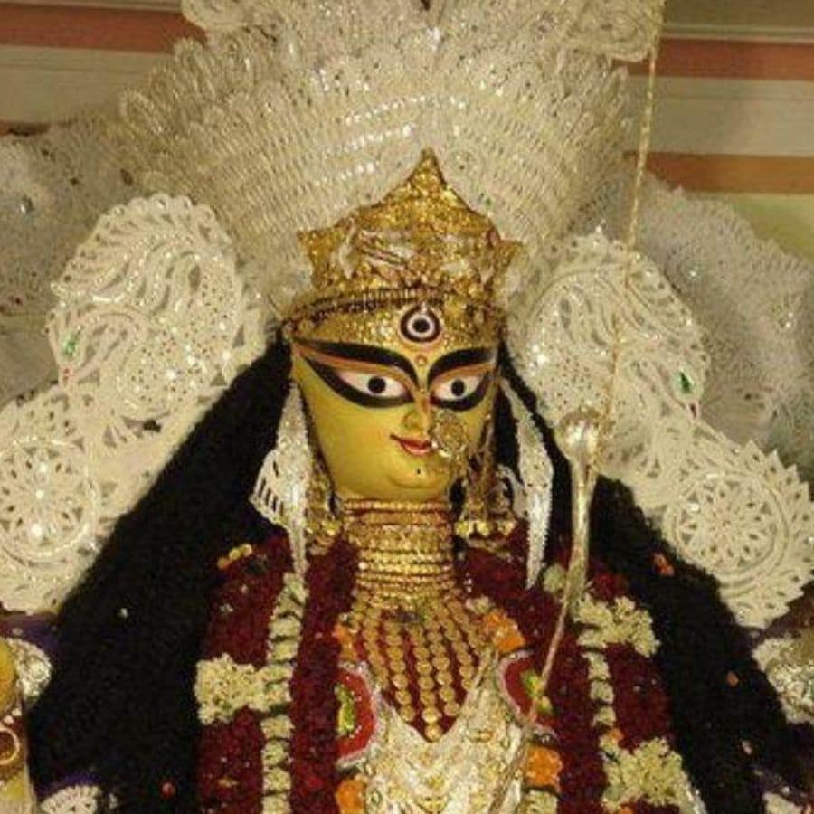 আপনিও কি এ বার বুড়ি মায়ের পুজো দেখতে কৃষ্ণনগর যাচ্ছেন? তা হলে জেনে নিন তাঁর এ বারের পুজোর সম্পূর্ণ নির্ঘণ্ট। 