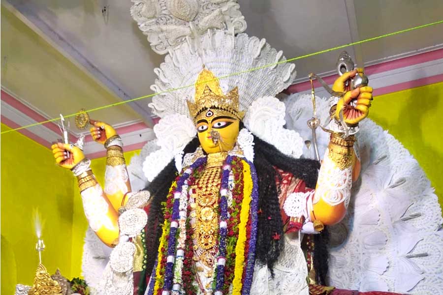 সে দিনই ভোর রাতে ৪টে নাগাদ মঙ্গল ঘটে জল ভরতে যাওয়া হবে। 