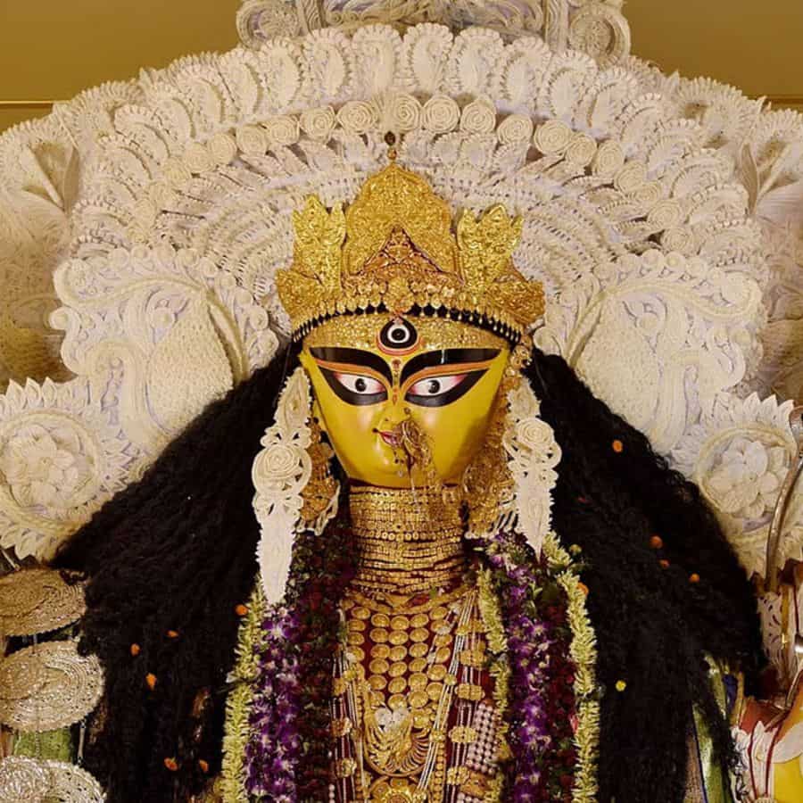 এর পরই সকাল সাড়ে ১০টা থেকে শুরু হয়ে যাবে অষ্টমীর পুজো। দুপুর ১২টা নাগাদ হবে অষ্টমীর অঞ্জলি। 