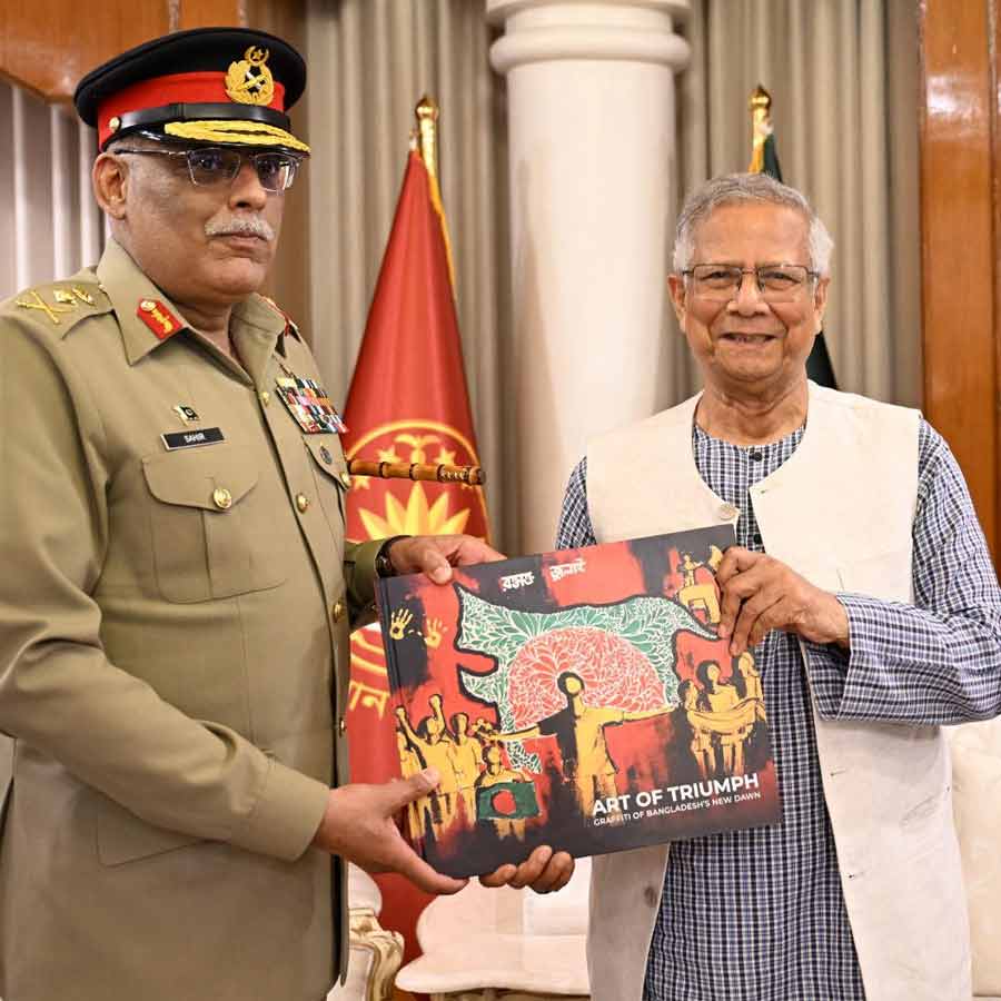 A Gift to Pakistani Army General from Bangladesh Chief Advisor Muhammad Yunus sparks controversy dgtl