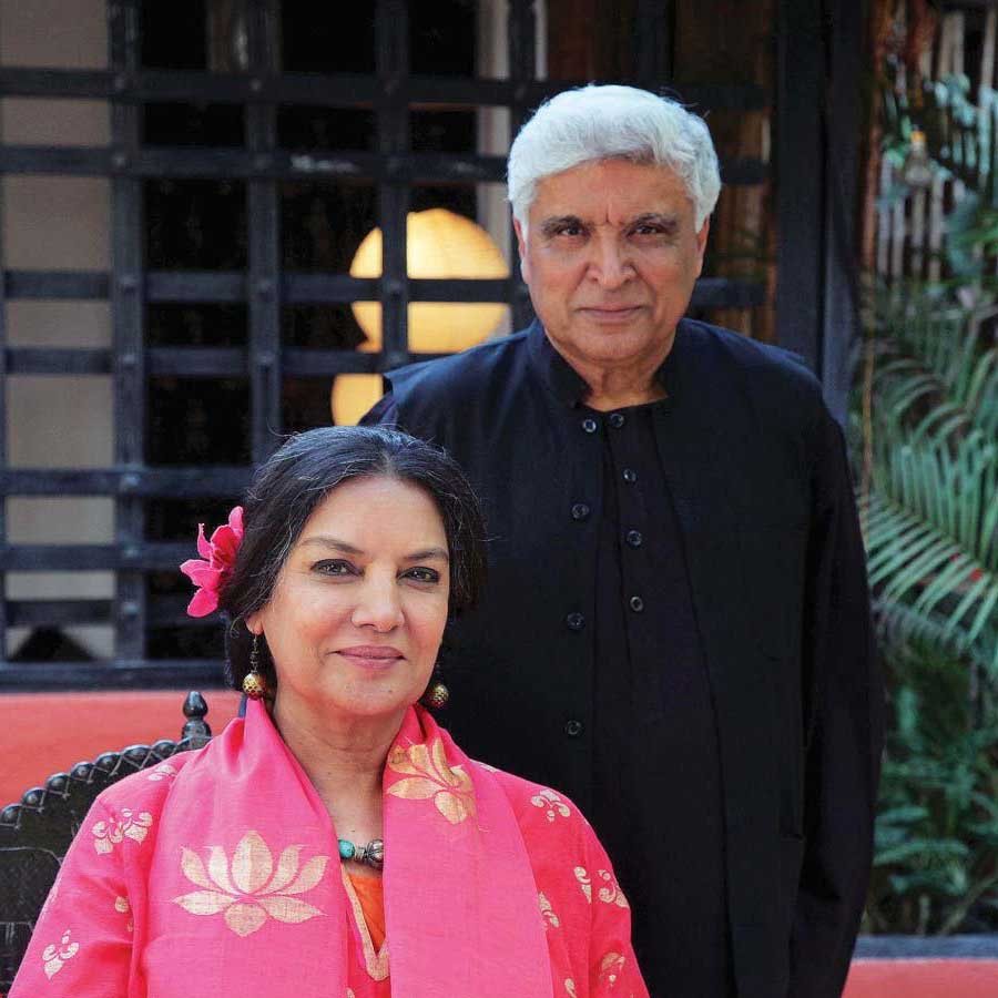 জাভেদের পিঠে ব্যথা সারিয়ে দিলেন শাবানা।