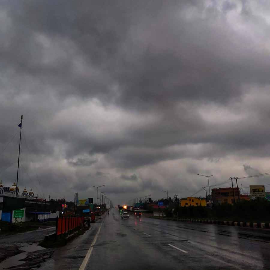 স্থলভাগের দিকে এগিয়ে আসছে ঘূর্ণিঝড় মোন্থা। আশঙ্কায় কালনার কৃষকেরা।