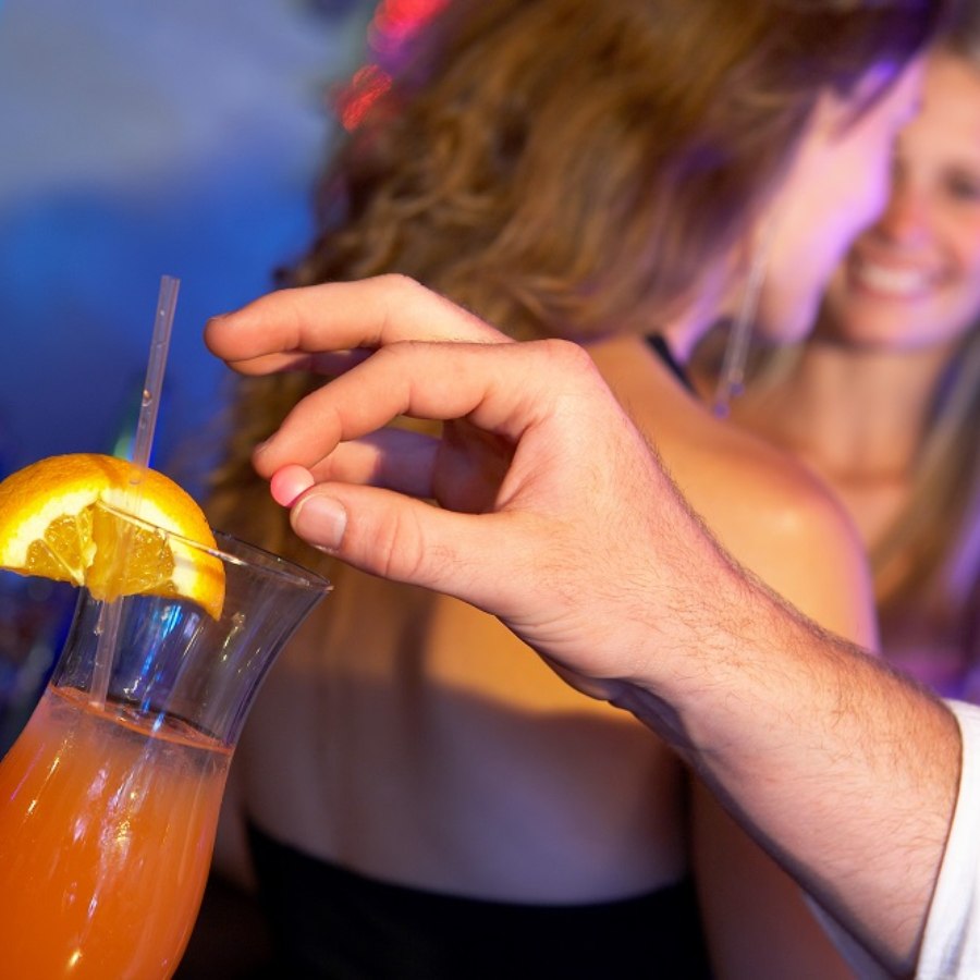 খাবার বা পানীয়ের দিকে নজর রাখুন।