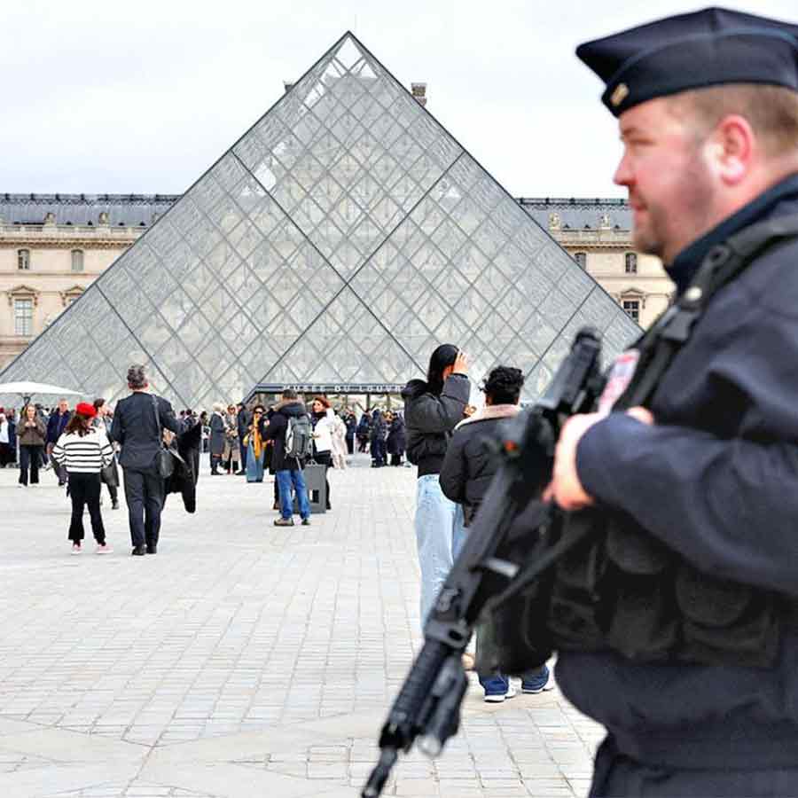Pavel Durov, founder and CEO of social media company Telegram, has offered to buy and return stolen jewelry from the Louver Museum