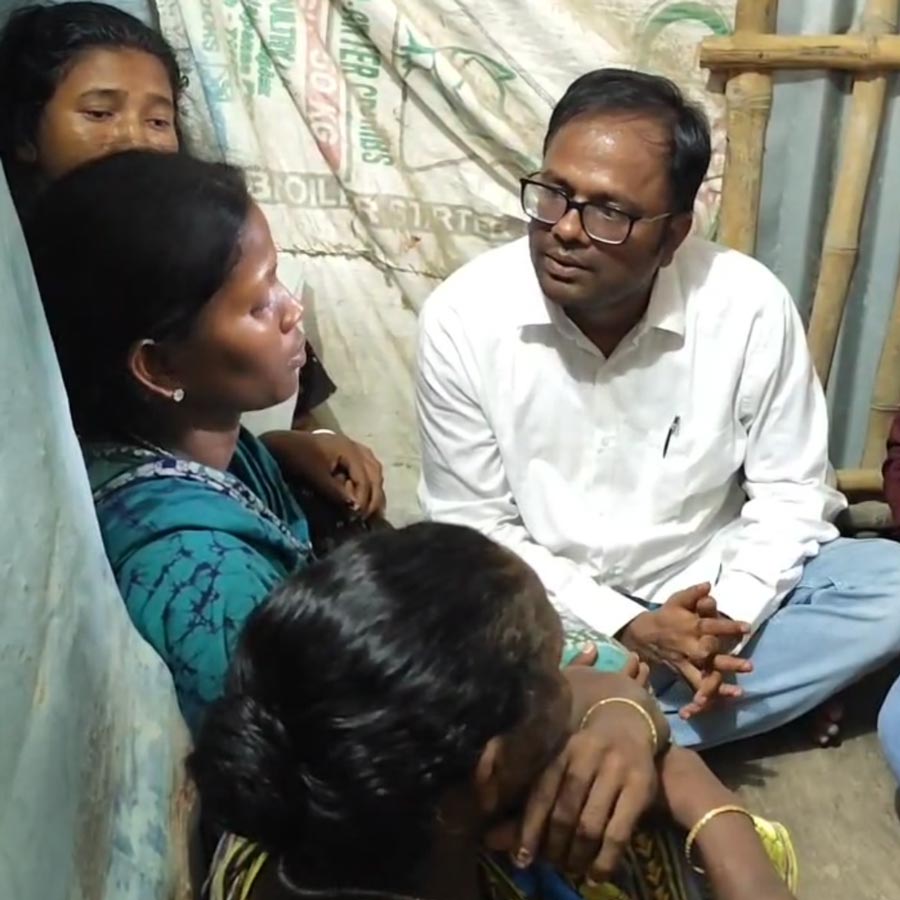 Trinamool delegation on Abhishek Banerjee's instructions meets family of Birbhum migrant worker who died in Kanpur, Uttar Pradesh dgtld
