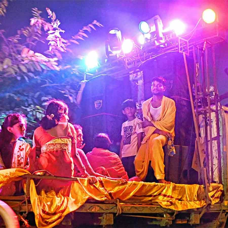 গানের গুঁতো: বড় বড় ডিজে বক্স বাজিয়ে চলেছেন ছটের পুণ্যার্থীরা। সোমবার সন্ধ্যায়, ময়দান এলাকায়। 