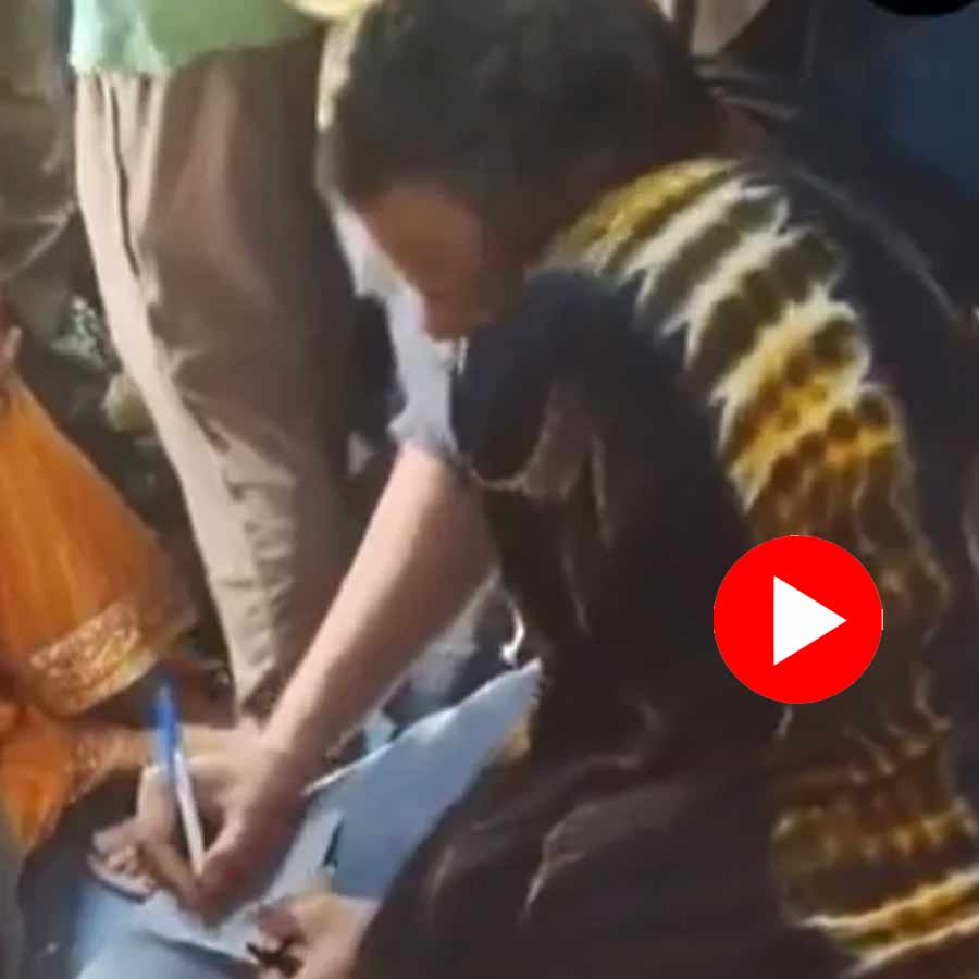 Video shows man caught for posing as tte and collecting money from passengers in Jhelum Express