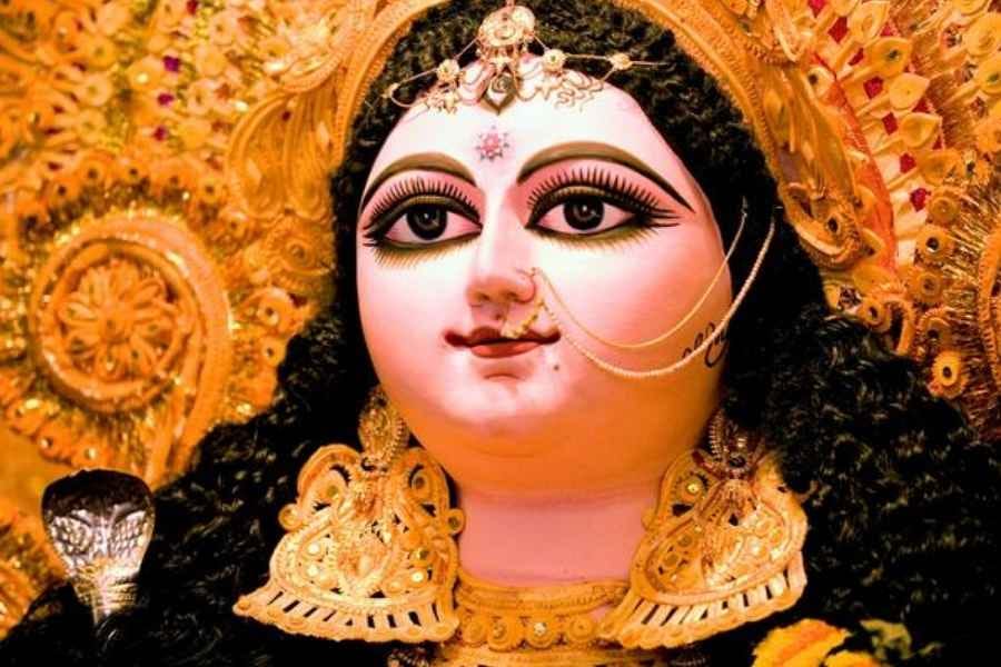  থিম ও ঐতিহ্যের মেলবন্ধনে শতাব্দী পেরিয়েও আজও সর্বজনবিদিত কৃষ্ণনগরের জগদ্ধাত্রী। এই পুজোর আবহেই দেখে নেওয়া যাক সেরা কিছু থিম ও ভাবনাকে। 