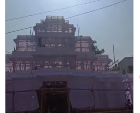 কৃষ্ণনগর স্টেশনে নেমে প্রথমেই চলে যেতে হবে চৌধুরী পাড়া বারোয়ারিতে। চলতি বছর তাদের থিম ক্যালিফোর্নিয়ার লক্ষ্মী মন্দির। 